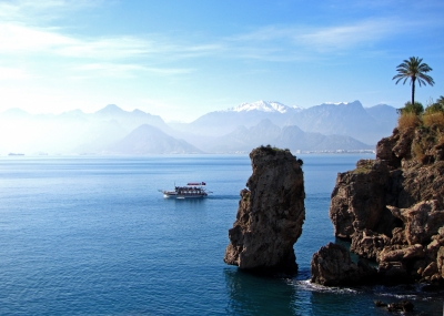 Ausflugsboot in der Bucht von Antalya vor Taurusgebirge