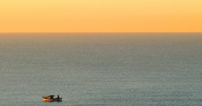 Fischerboot bei Sonnenaufgang