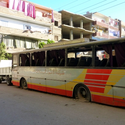 Kaputter Bus im Wohnbezirk von Luxor