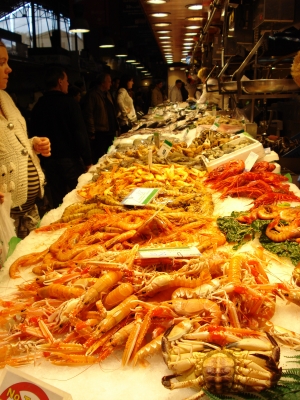frischen Fisch auf einem Wochenmarkt in Barcelona....