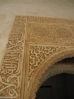 Islamische Verse an der Wand in Alhambra