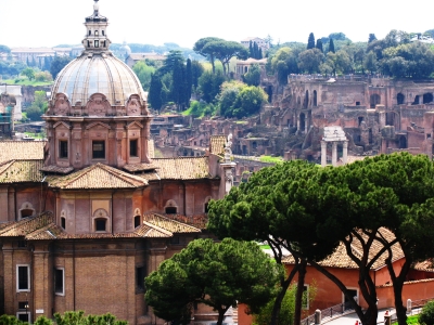 Rom - Kathedrale mit Blick auf die antiken Stätten