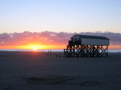 Pfahlbau am Strand - Sonnenuntergang