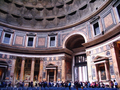 Rom_Pantheon innen mit Besuchern