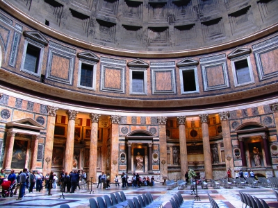Rom_Pantheon innen mit Besuchern 2