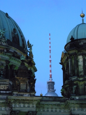 Fernsehturm zwischen Kuppeln