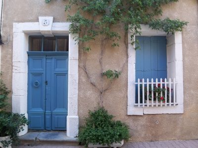 Blaue Tür und Fensterläden