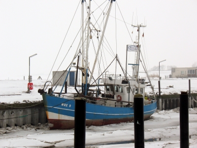 Wremen Fischkutter im zugefrorenen Hafen
