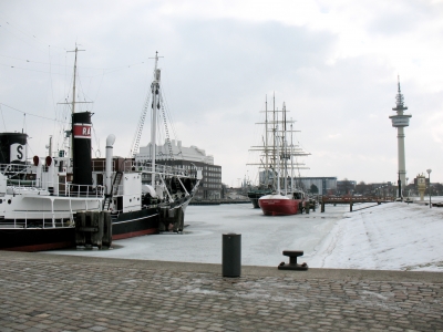 Bremerhaven Museumsschiffe im zugefrorenen Hafenbecken