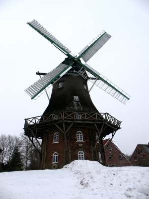Midlum Windmühle auf verschneitem Hügel
