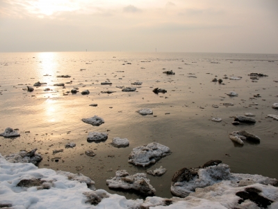 Wremen Blick vom Leuchtturm auf das Meer mit Eisschollen