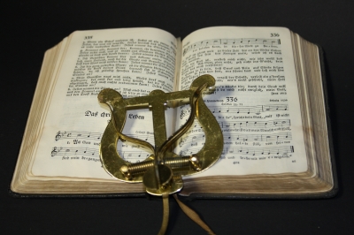 Altes Gesangbuch mit Notengabel