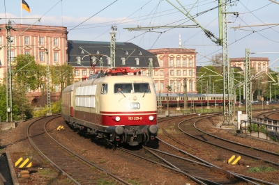 Historischer Zug vor dem Mannheimer Schloß