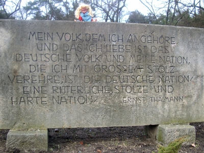 Thälmann-Denkmal mit Puppe