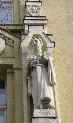 Paulus am Portal der Nicodemus-Kirche