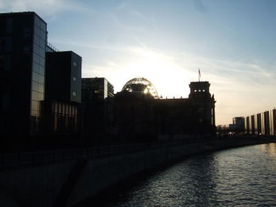 Sonnenuntergang hinter dem Bundestag