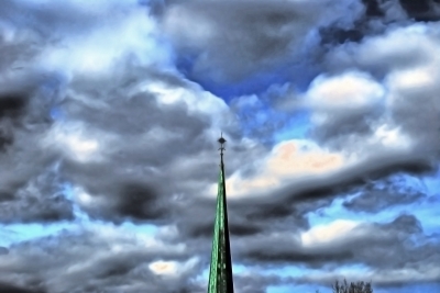 Kirchturmspitze mit schönem Wolkenbild - HDR