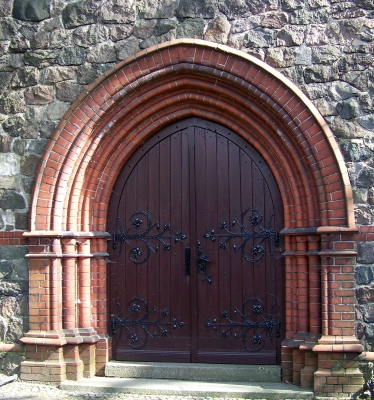 Eingangsportal der Dorfkirche Alt-Buckow