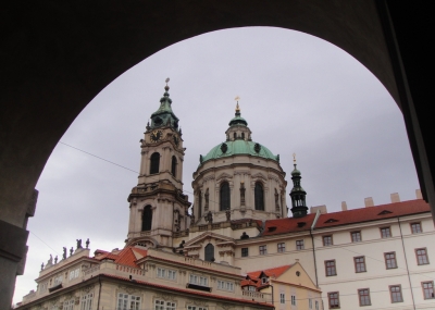 Die Türme von St. Niklas beherrschen die Kleinseite von Prag
