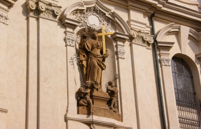 St. Niklaskirche, Skulptur mit Kreuz