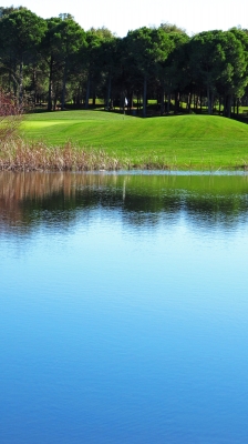 Golfplatz mit Wasserhindernis_4_hoch