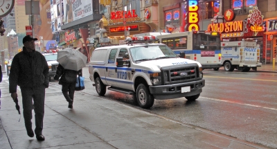Polizeistreife und Fußgänger am Broadway in Manhattan / New York