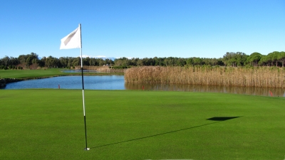 Golfplatz mit Wasserhindernis_5