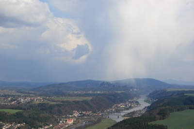 Regenwolken über Bad Schandau und der Elbe