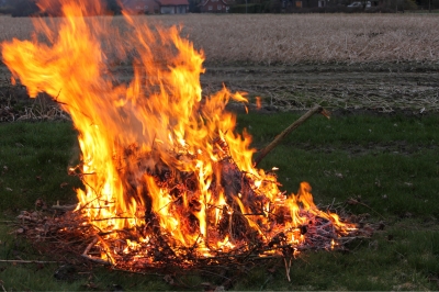 kleines osterfeuer