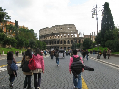 Auf dem Fussweg zu Kolosseum in Rom