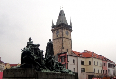 Jan Hus-Denkmal mit Rathausturm