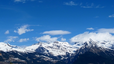 Berg-Panorama im Frühling