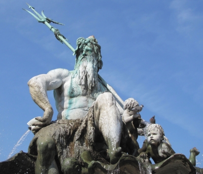 Neptun thront auf seinem Brunnen