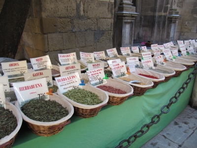 Marktstand vom Kräuterverkäufer in Granada