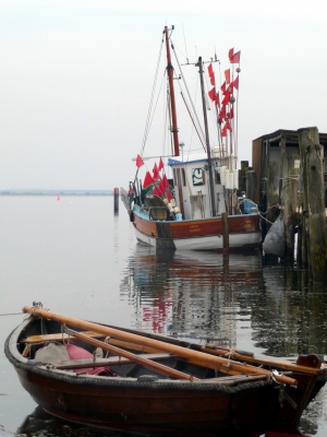 Fischerboot und Kahn am Bodden