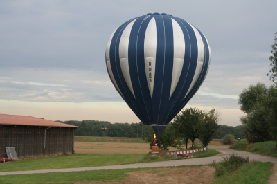 Heißluftballon bei der Landung