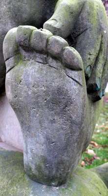 Fuß einer Steinskulptur