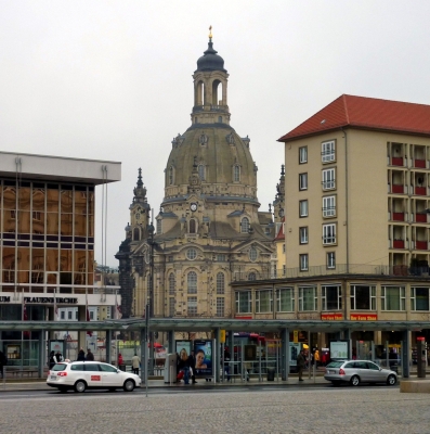 Blick von einer Hauptstrasse auf die Frauenkirche in Dresden