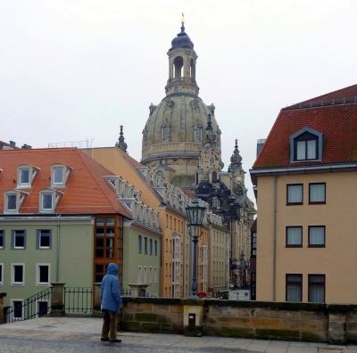 Blick von der Elbterasse auf die Frauenkirche in Dresden