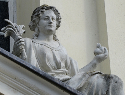 Eingangsportal Schlosskirche Köpenick Skulptur 1