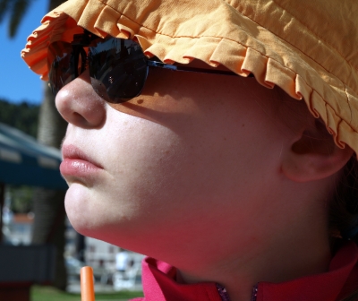 Kind mit Sonnenhut und Sonnenbrille