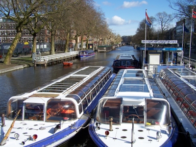 "Kanal voll", Wasserstraße in Amsterdam