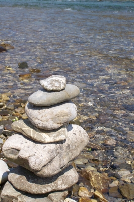 Steinhaufen in Fluss