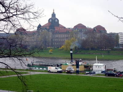 Blick von dem Käthe-Kollwitz-Ufer in Dresden auf die Staatskanzlei