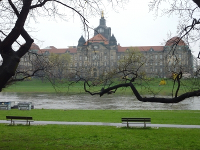 Blick von dem Käthe-Kollwitz-Ufer in Dresden auf die Staatskanzlei