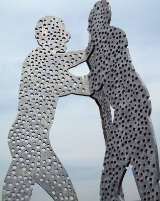 Berliner Spree-Skulptur (Molecule Man)
