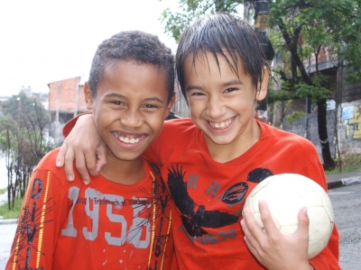 Junge Straßenfußballer in Sao Paulo
