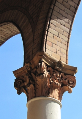Säulenschmuck (Bogengang der St.Lukas-Kirche Berlin)