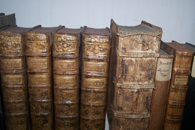 bis zu 500 Jahre alte Bücher