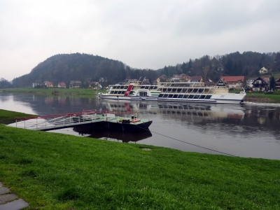 Am Ufer der Stadt Wehlen ( Sachsen )